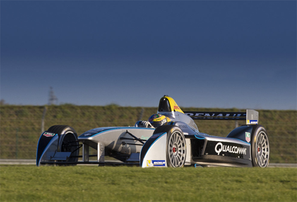 Formula E serisi için hazırlanan elektrikli yarış aracı, ilk sürüş testlerini başarıyla tamamladı