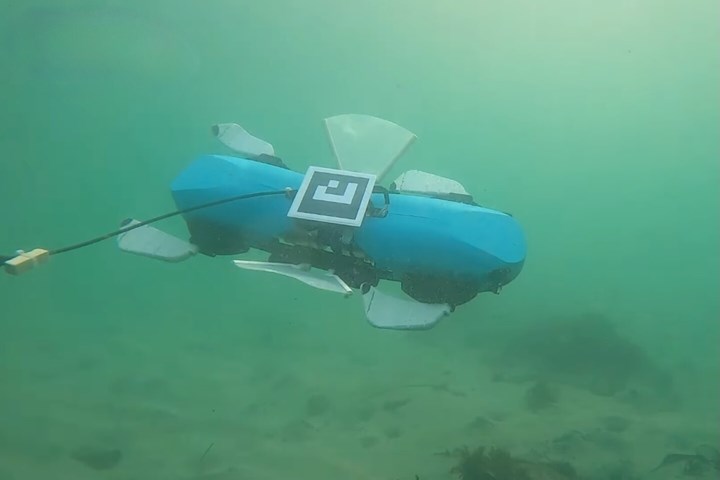 Suda yüzgeçleriyle yüzebilen, yürüyebilen ve sürünebilen robot geliştirildi
