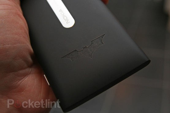 Batman logolu Lumia 900 modeli sınırlı sayıda satışa sunulacak