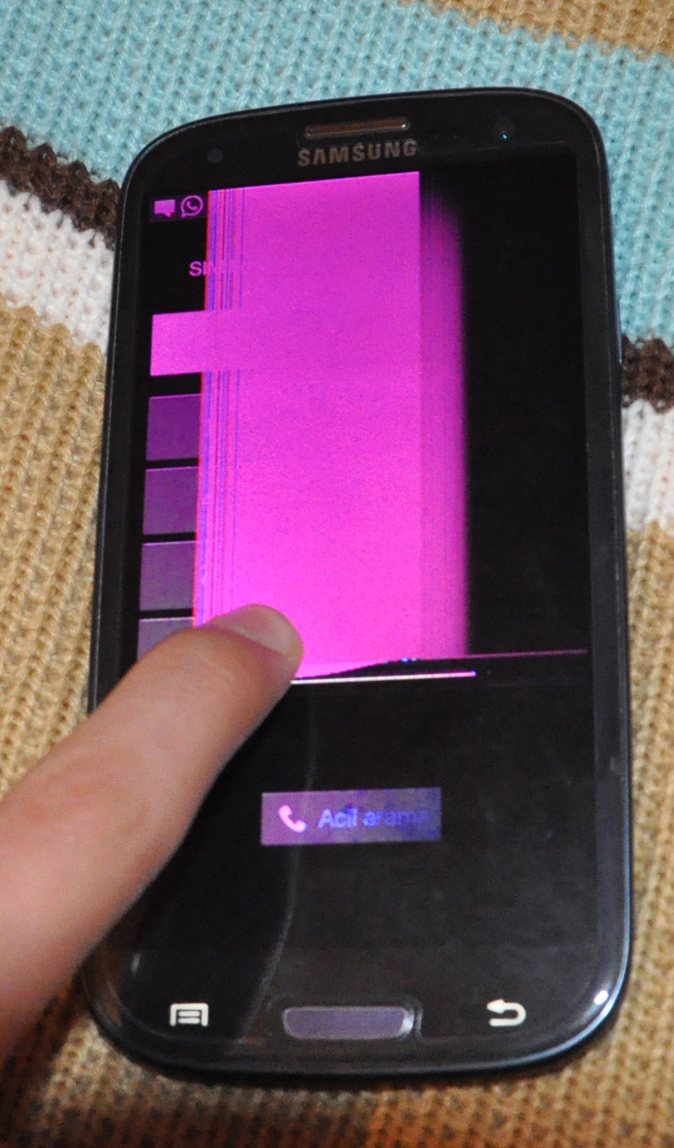 Samsung telefon düştü ekran rengi değişti