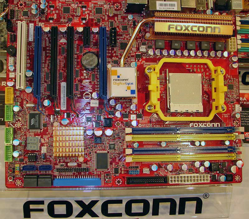  ## Foxconn'un 790FX+SB700 Yonga Setli Anakartı Çok Yakında ##
