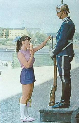  NEDEN KIZLAR DONDURMA YİYİNCE ERKEKLER TARAFINDAN ALAYA KONUSU OLURLAR?