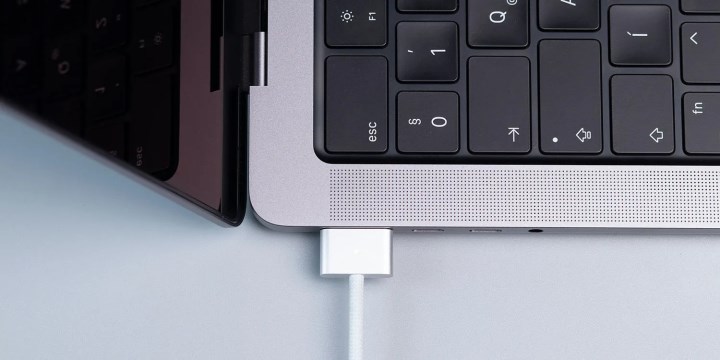 Mac'ler artık USB-C portlarından sıvı temasını algılayabiliyor