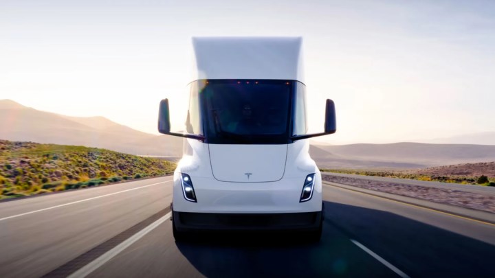 Tesla Semi yangınını söndürmek için tam 190 ton su harcandı