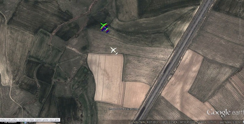  Google Earth'te ilginç yer: Tarlada uçak