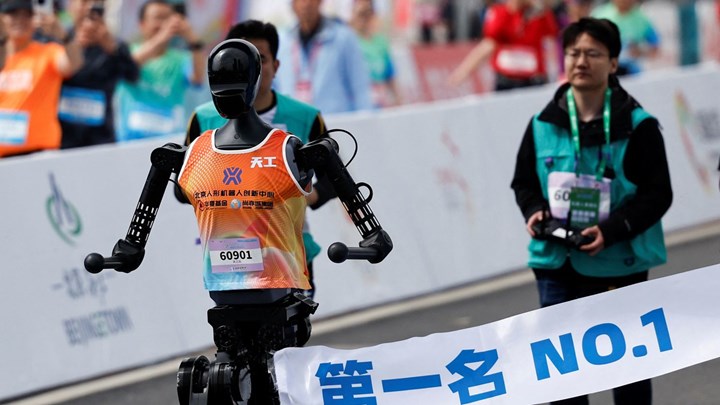 Robotlar ve insanlar ilk kez aynı maratonda koştu: İnsanlar robotlara fark attı