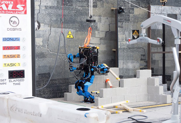 DARPA Robotics Challenge denemelerinin galibi, Google tarafından satın alınan Japonya'nın SCHAFT robot modeli oldu