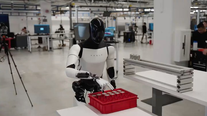 Tesla’nın insansı robotu Optimus, üretim bandında hünerlerini sergiledi