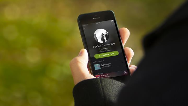 Spotify gerçek zamanlı şarkı sözü gösterme özelliğini test ediyor