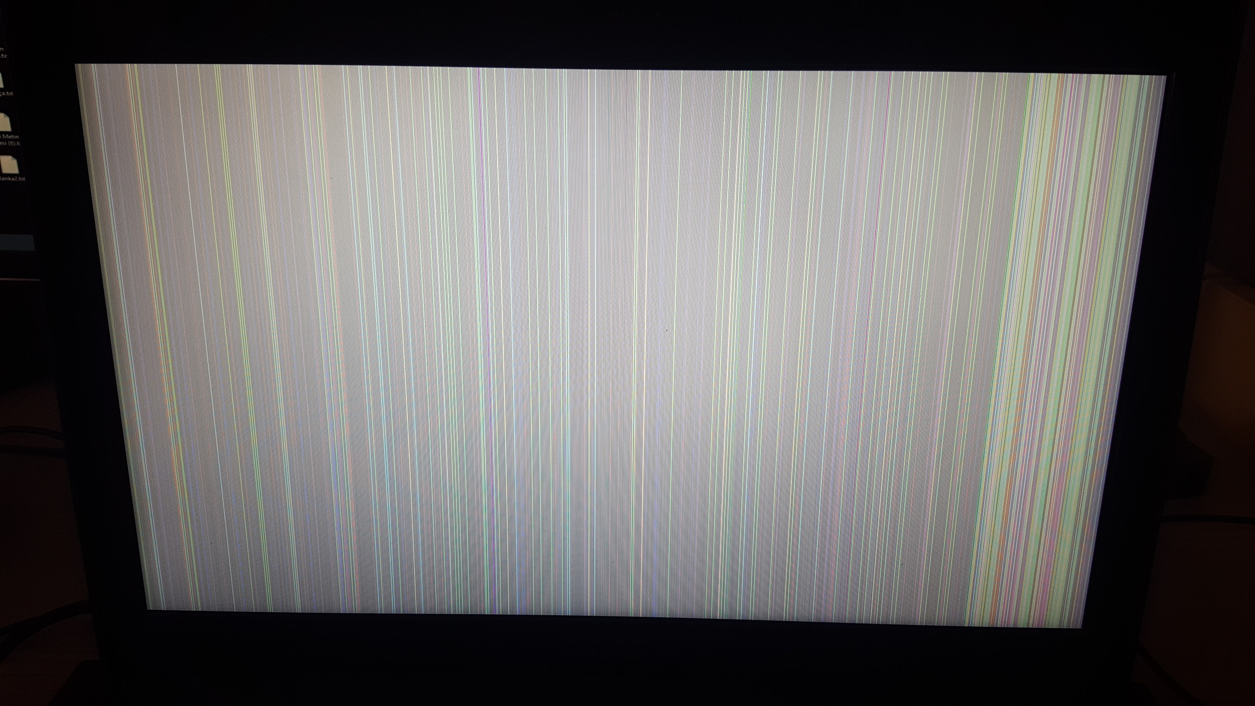  Dizüstü bilgisayarın ekranında yatay çizgiler çıktı.