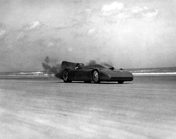  36.5 Litre Supercharged motor, 1935 yılı, 301 mph veya 484 km/h....