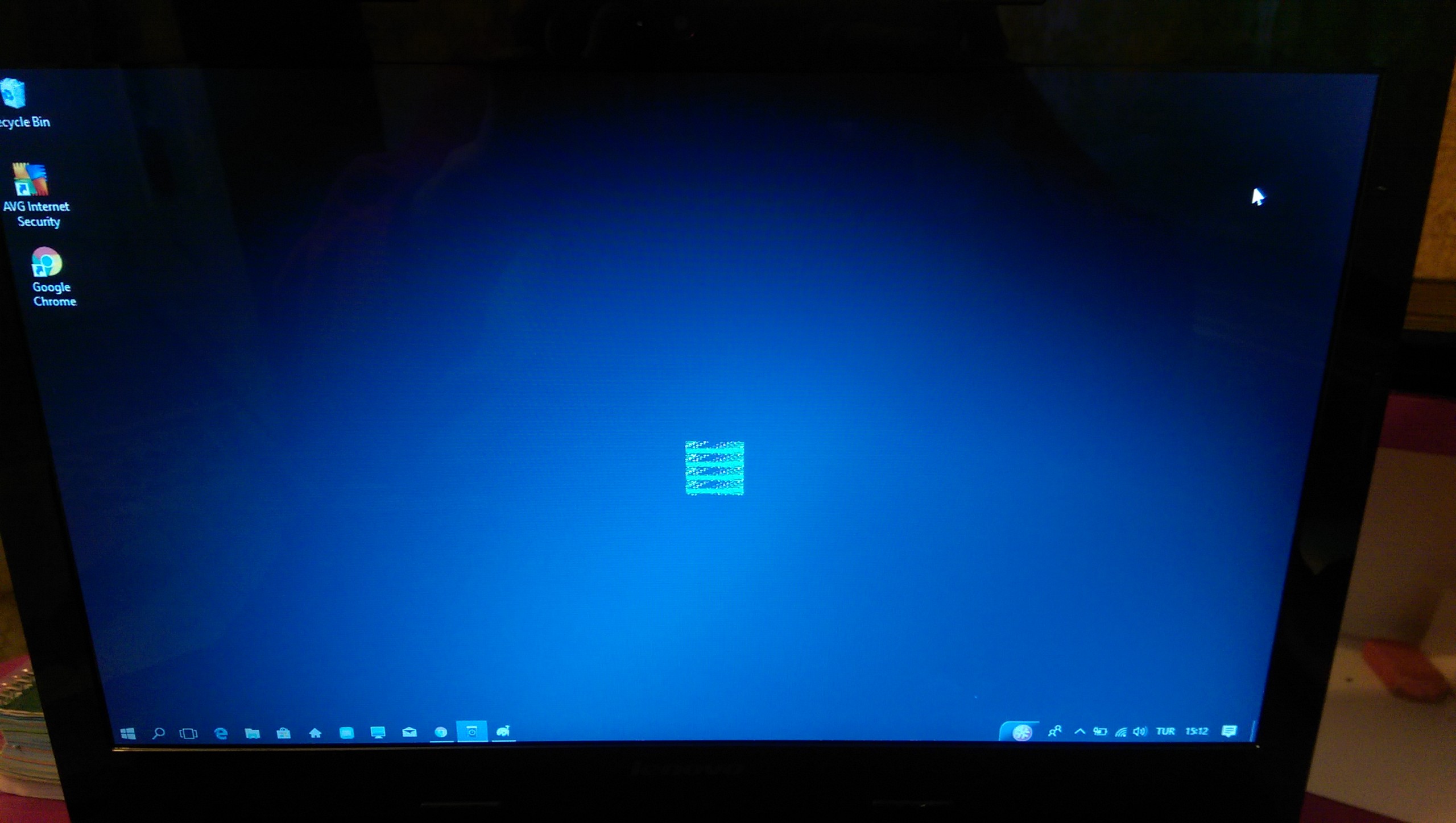 Laptop ekranında barkod şeklinde çizgiler