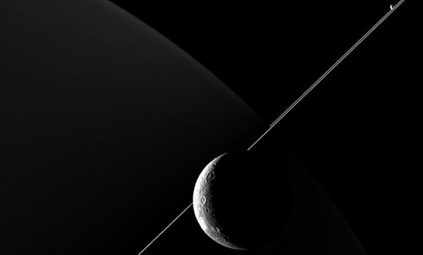 NASA, Satürn uydusuna ait detaylı fotoğraflar yayınladı