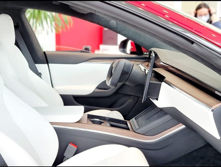 Yeni Tesla Model S ve X'lerin döndürülebilir ekran özelliği ortaya çıktı