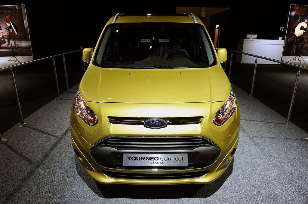  Yeni (2014) Ford Tourneo Courier.. önü olmamış bence