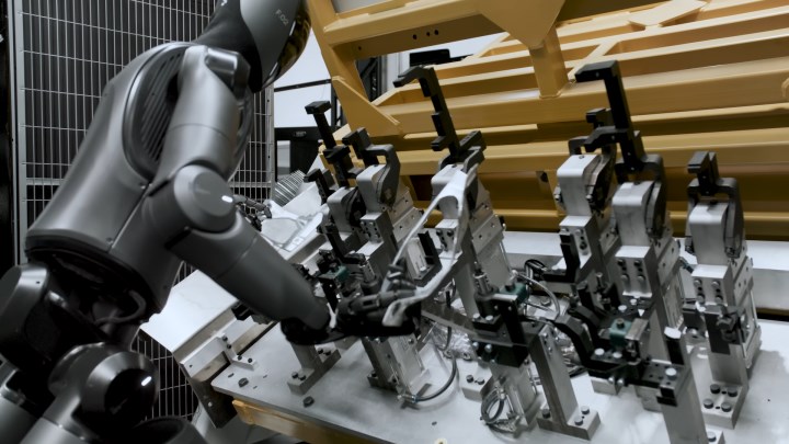 Mavi yakalılar tehlikede: BMW’de çalışan insansı robot artık 4 kat hızlı