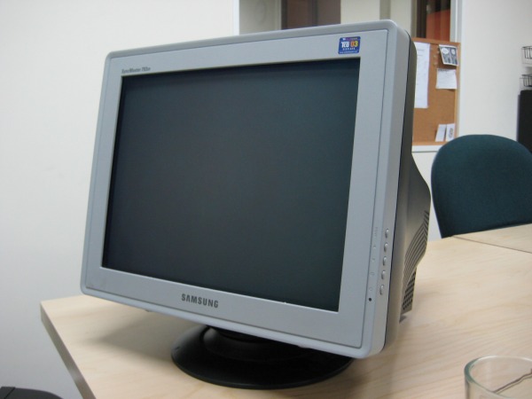  5 ADET 19 İNC LCD KARE MONİTÖR - 14 ADET CRT MONİTÖR