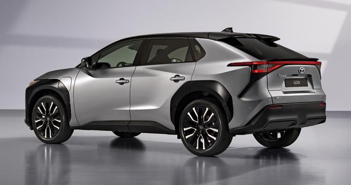 Yeni Toyota bZ4X gerçek kullanımda resmi menzilini ezdi geçti