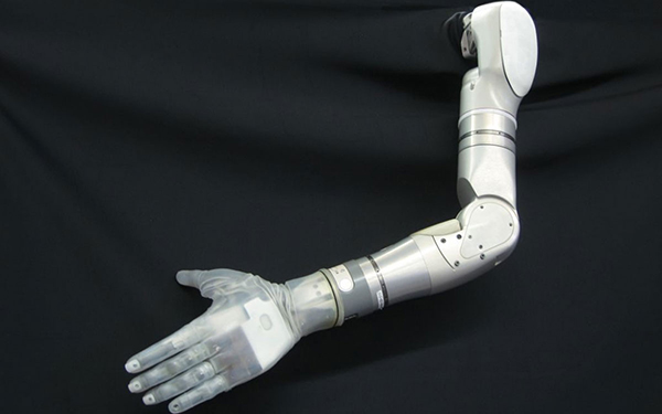 DARPA'nın protez eli gerçeğine yakın 'dokunma' hissiyatı sunmaya başladı