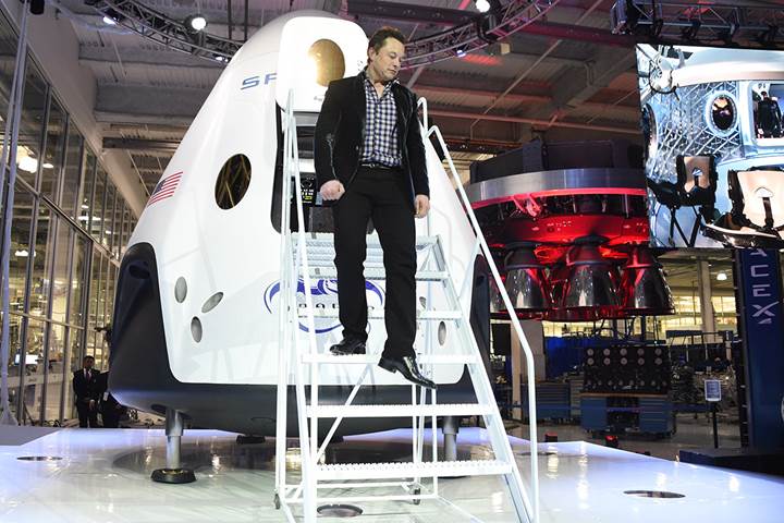 SpaceX'in uzaya insan taşıma hayalleri 2018'e ertelendi