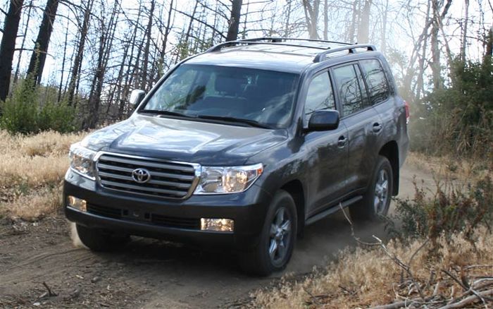 Авито ленд крузер с пробегом. Тойота Амазон. Toyota Land Cruiser 2009 года на бок стоит пылесос.