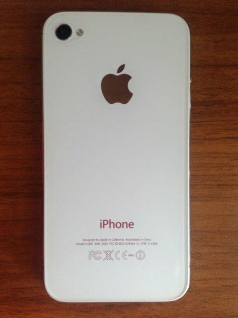  iPhone 4S 32GB Beyaz Kilitsiz sıfır ayarında + Özel Poduct red Bumper + iPhone 4 Dock