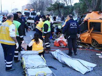  Ataköy'deki trafik kazası:Takside 3 ölü, 2 yaralı