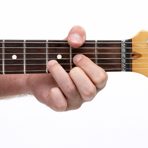  Elektro gitarda sol elinin baş parmağı klavyenin üzerinde mi olacak yoksa arkasında mı ?