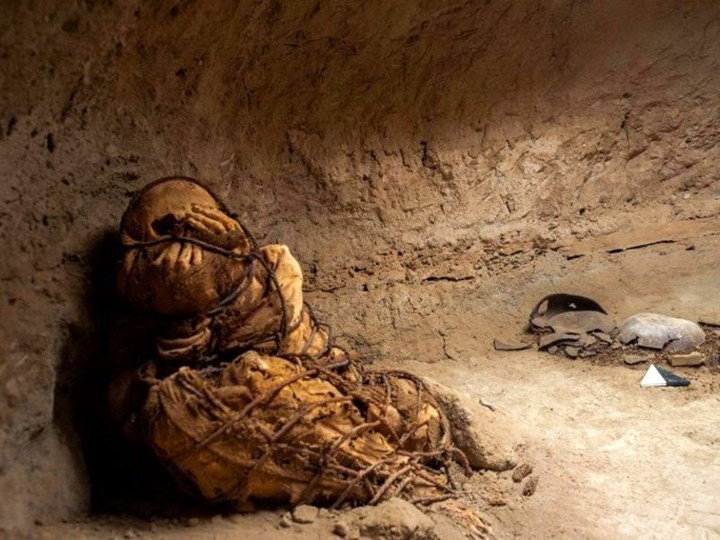 Peru'da iplerle bağlanarak gömülmüş 1200 yıllık mumya bulundu
