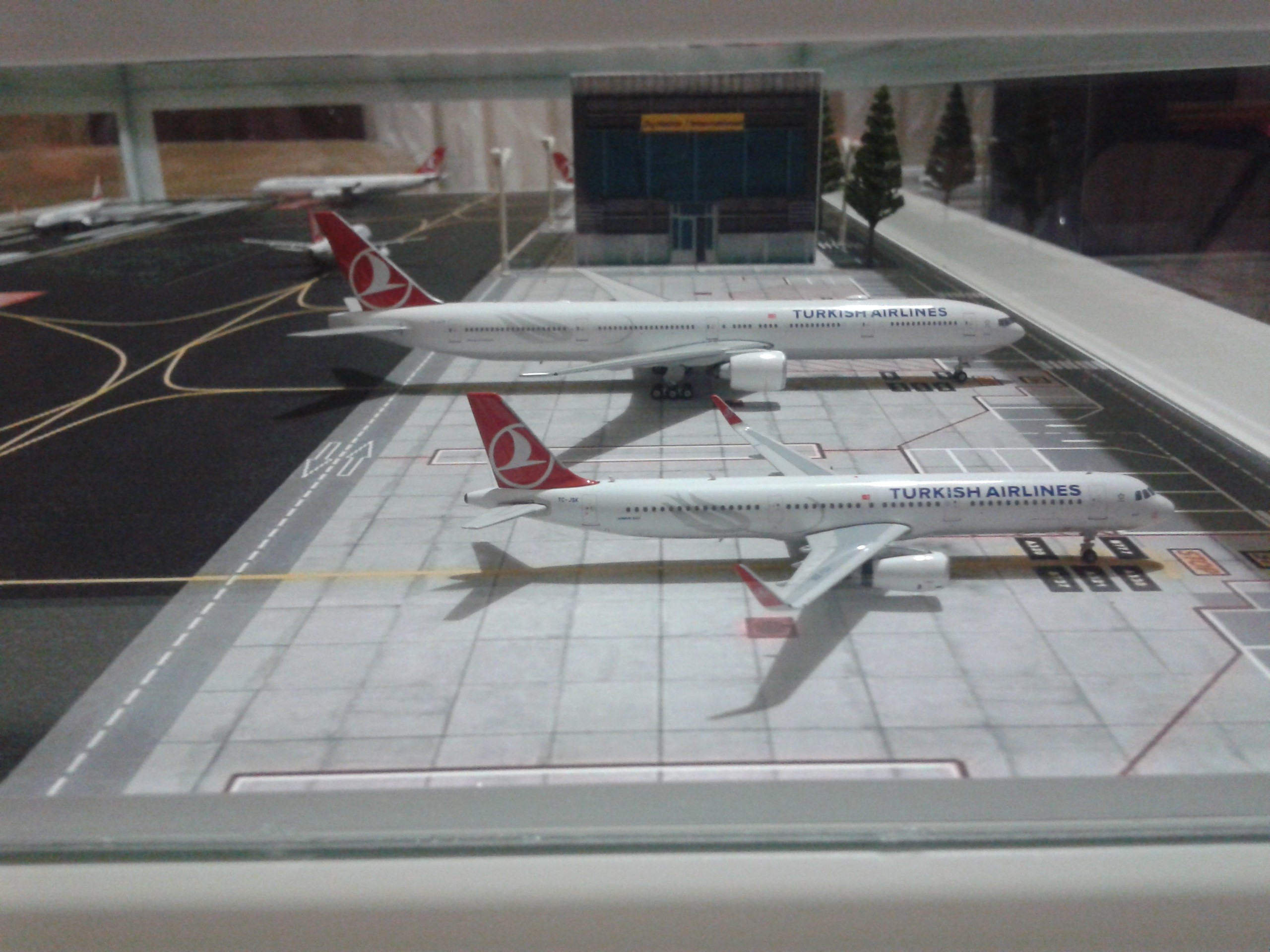  THY 1/400 Mini Airport Diorama