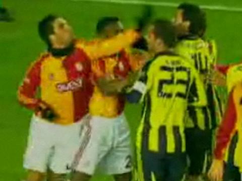  Arda Semih'in Gözüne Parmak Soktu!