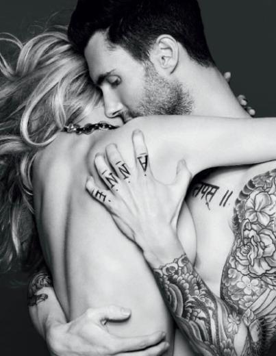  Maroon 5 solisti Adam Levine'nin ilginç anne dövmesi..(SS'li)