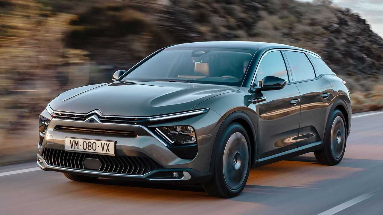 Renault yeni SUV aracının ismini açıkladı: İşte ilk görüntüleri