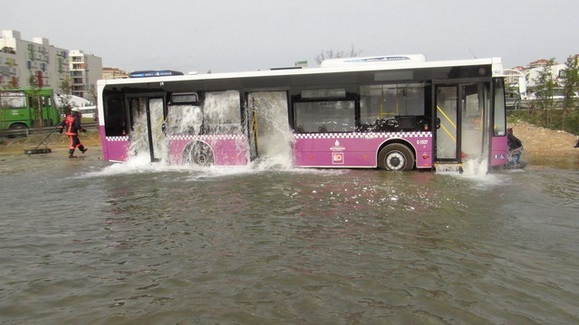  İstanbul'da akıl almaz otobüs kazası! (SS)