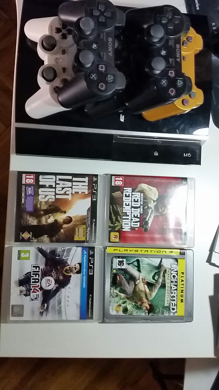  PS3 + 4 TANE OYUN + GAMEPAD