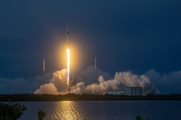 SpaceX, tam 60 Starlink uydusunu uzaya fırlattı: İşte müthiş görüntüler