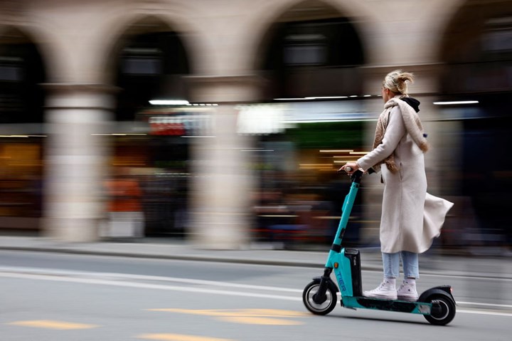 Paris, İstanbul’da da tepki gören kiralık e-scooter’ları yasakladı!
