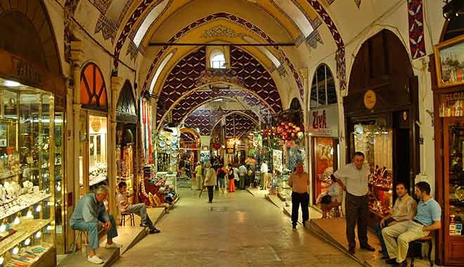 Kapalıçarşı'ya Koronavirüs darbesi; turist sayısı azaldı, esnaf erken kepenk kapatıyor