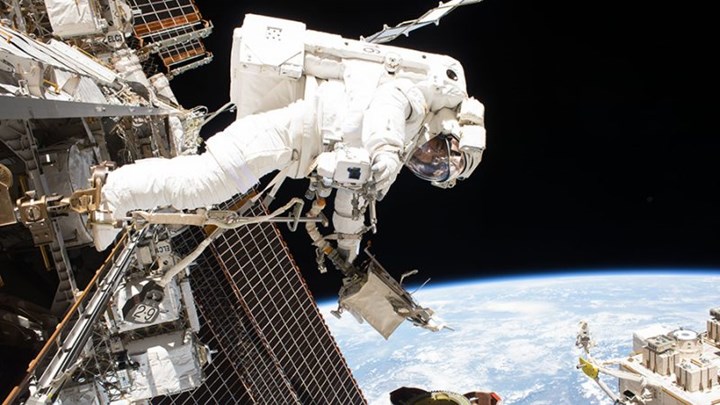 NASA, uzay enkazları sebebiyle astronotların uzay yürüyüşünü erteledi