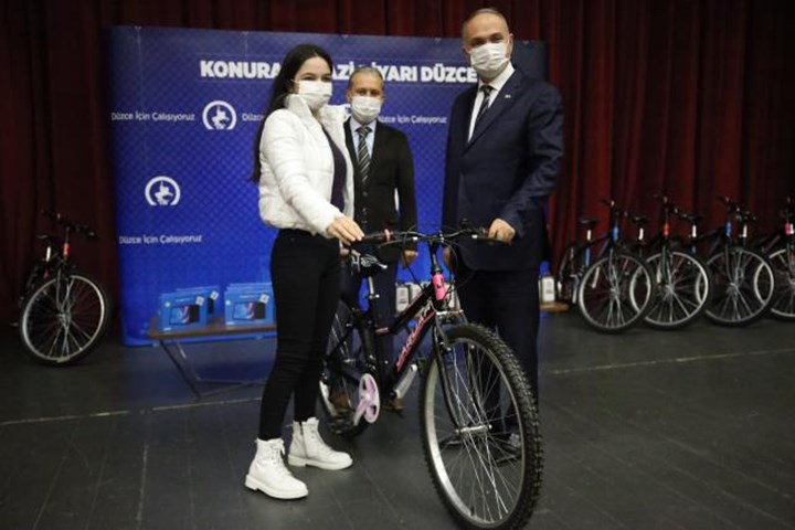 Düzce’de aşı olan gençlere çekilişle bisiklet ve birçok hediye verildi