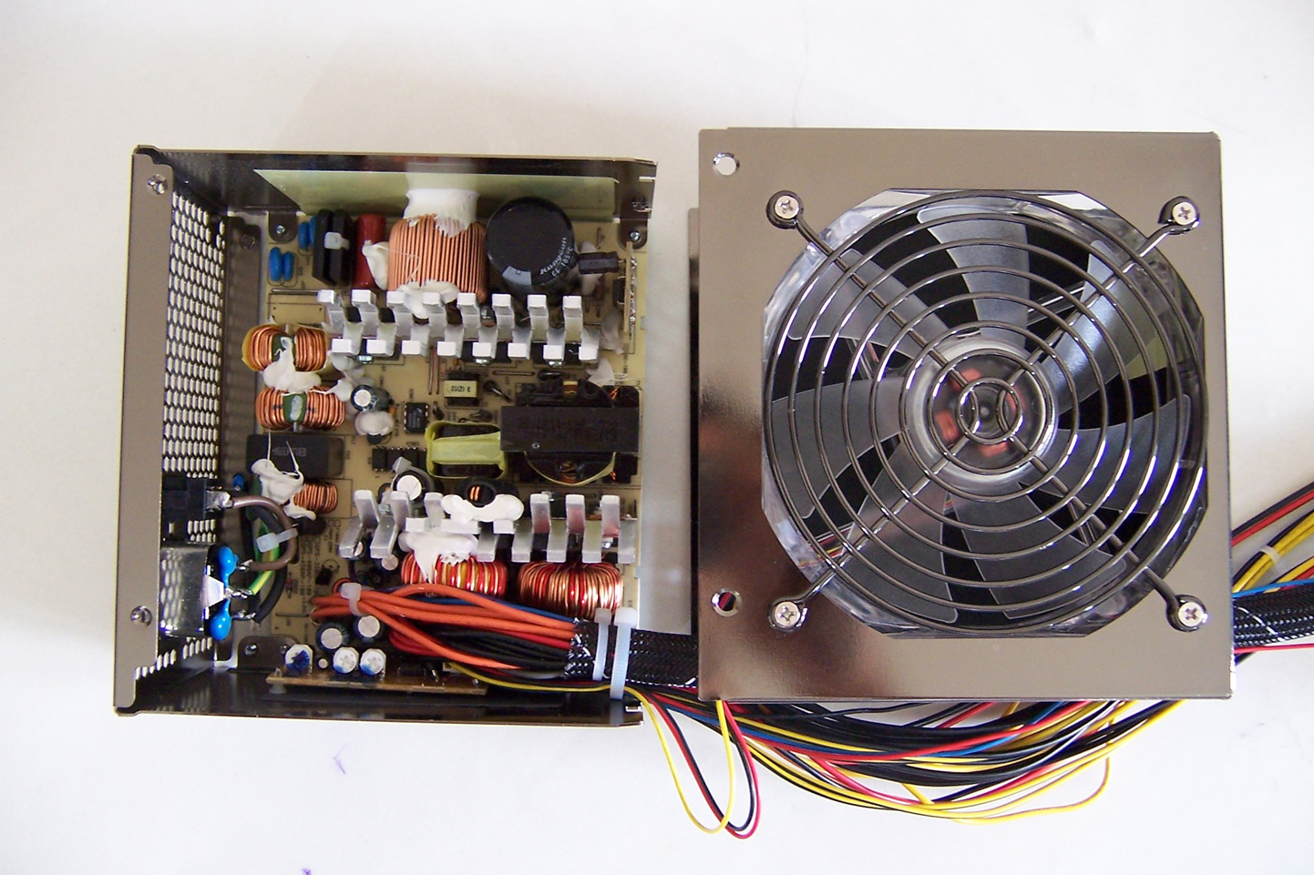  elektronik cihazlara ait kablo giriş yeri