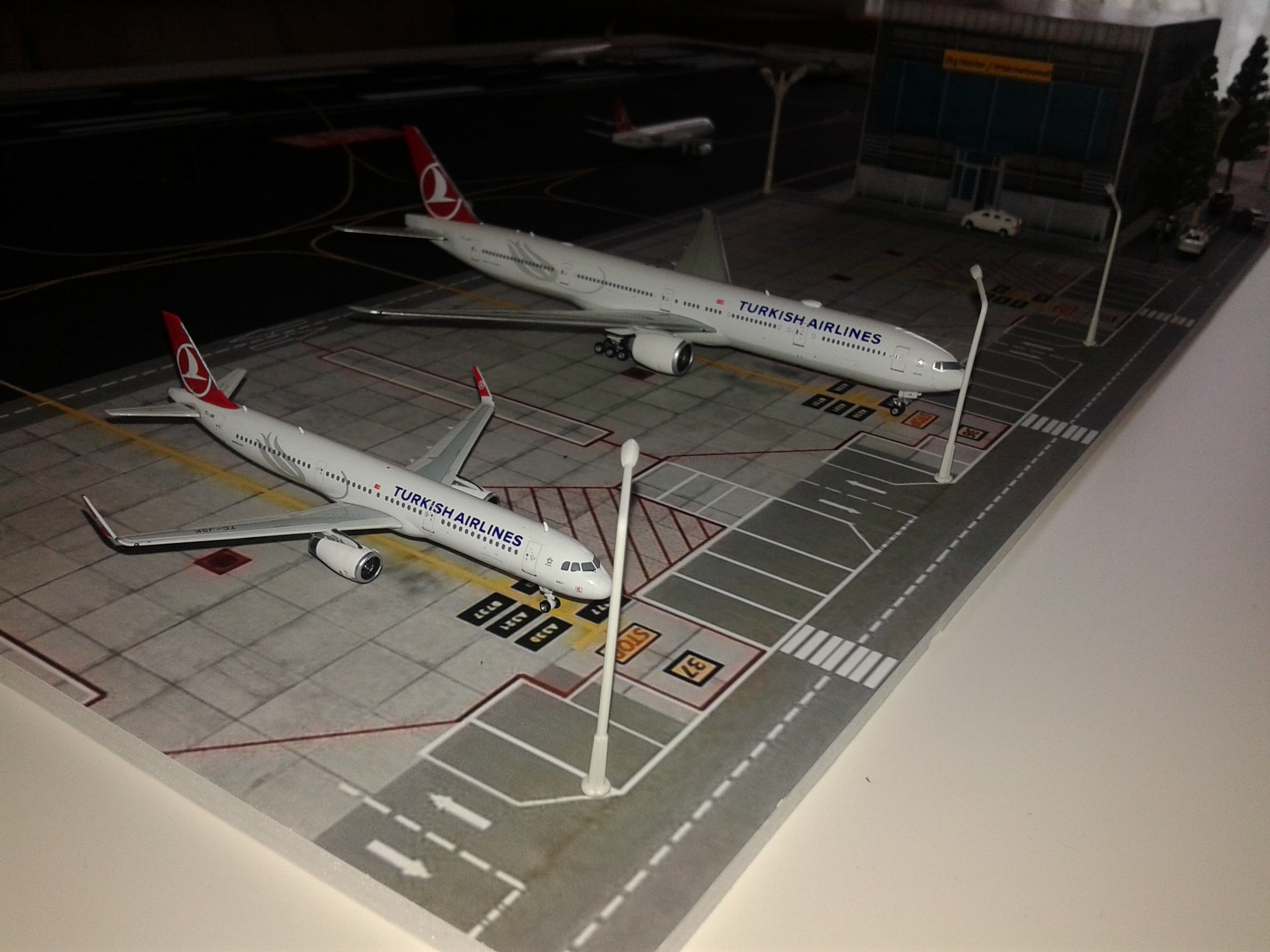  THY 1/400 Mini Airport Diorama