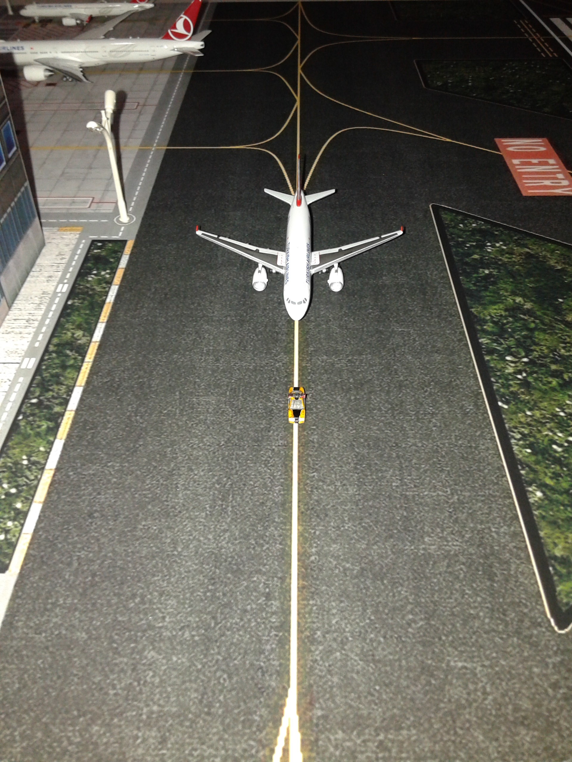  THY 1/400 Mini Airport Diorama