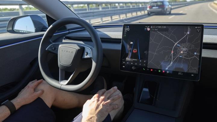 Tesla, İrlanda ile FSD onayı için görüşüyor