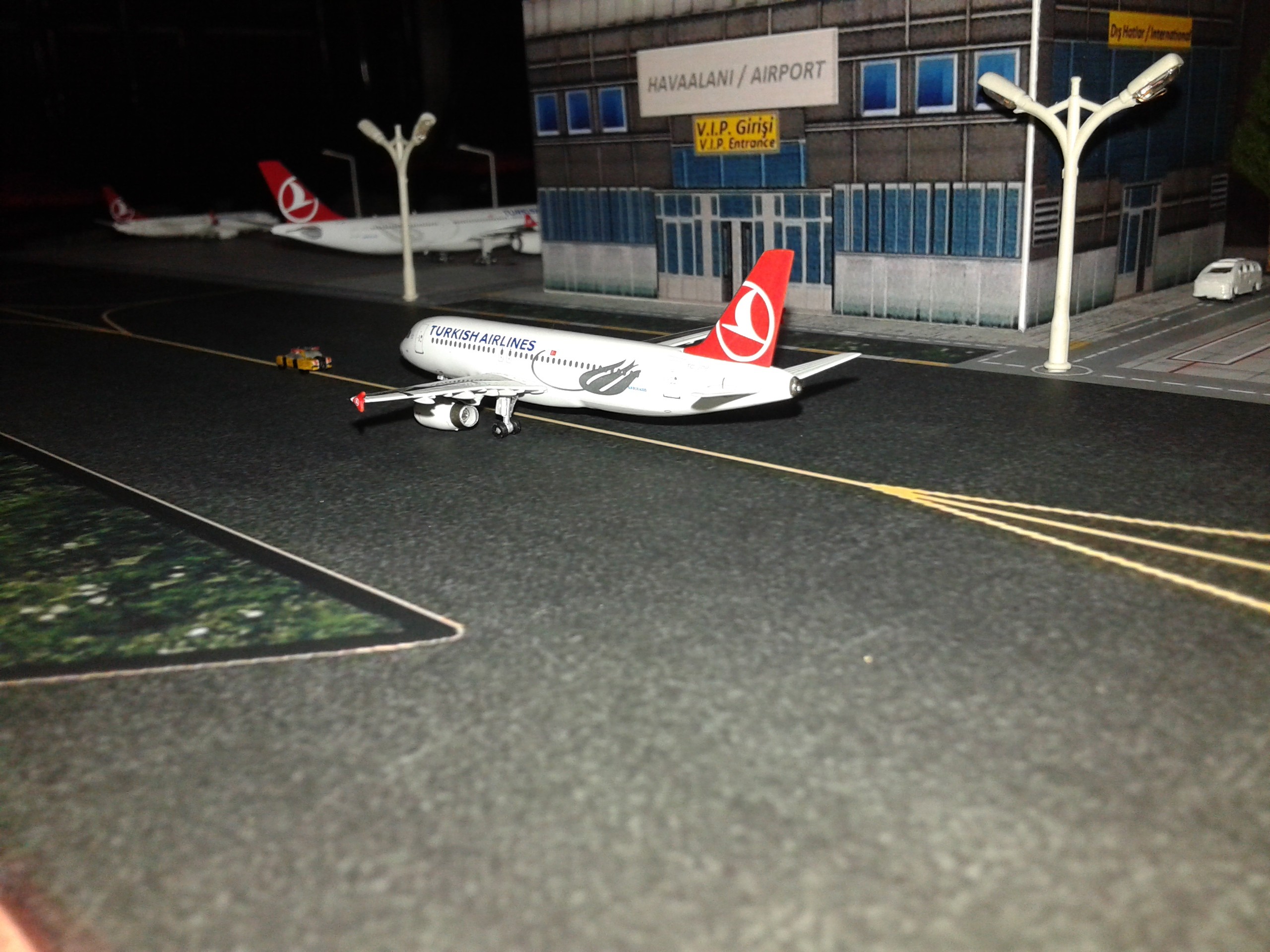  THY 1/400 Mini Airport Diorama