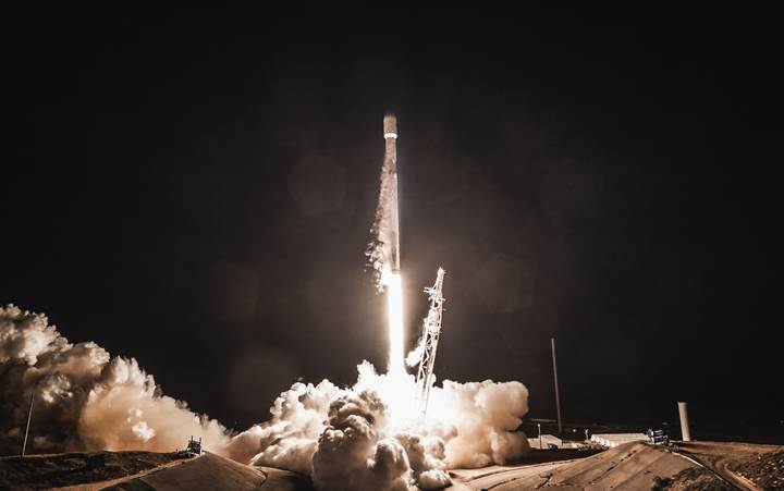 Elon Musk, SpaceX’in internet dağıtıcı 60 uydusundan fotoğraflar paylaştı