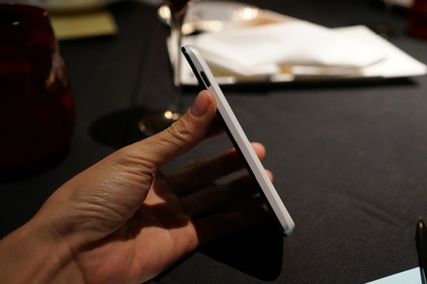 Google Nexus 4'ün beyaz renkli sürümüne ait detaylı görüntüler paylaşıldı