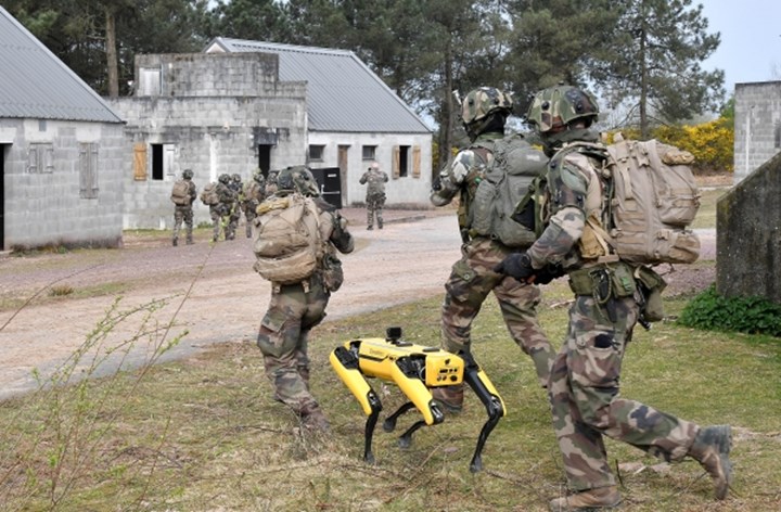 Boston Dynamics'in robot köpeği Spot, askeri eğitimlerde yer aldı