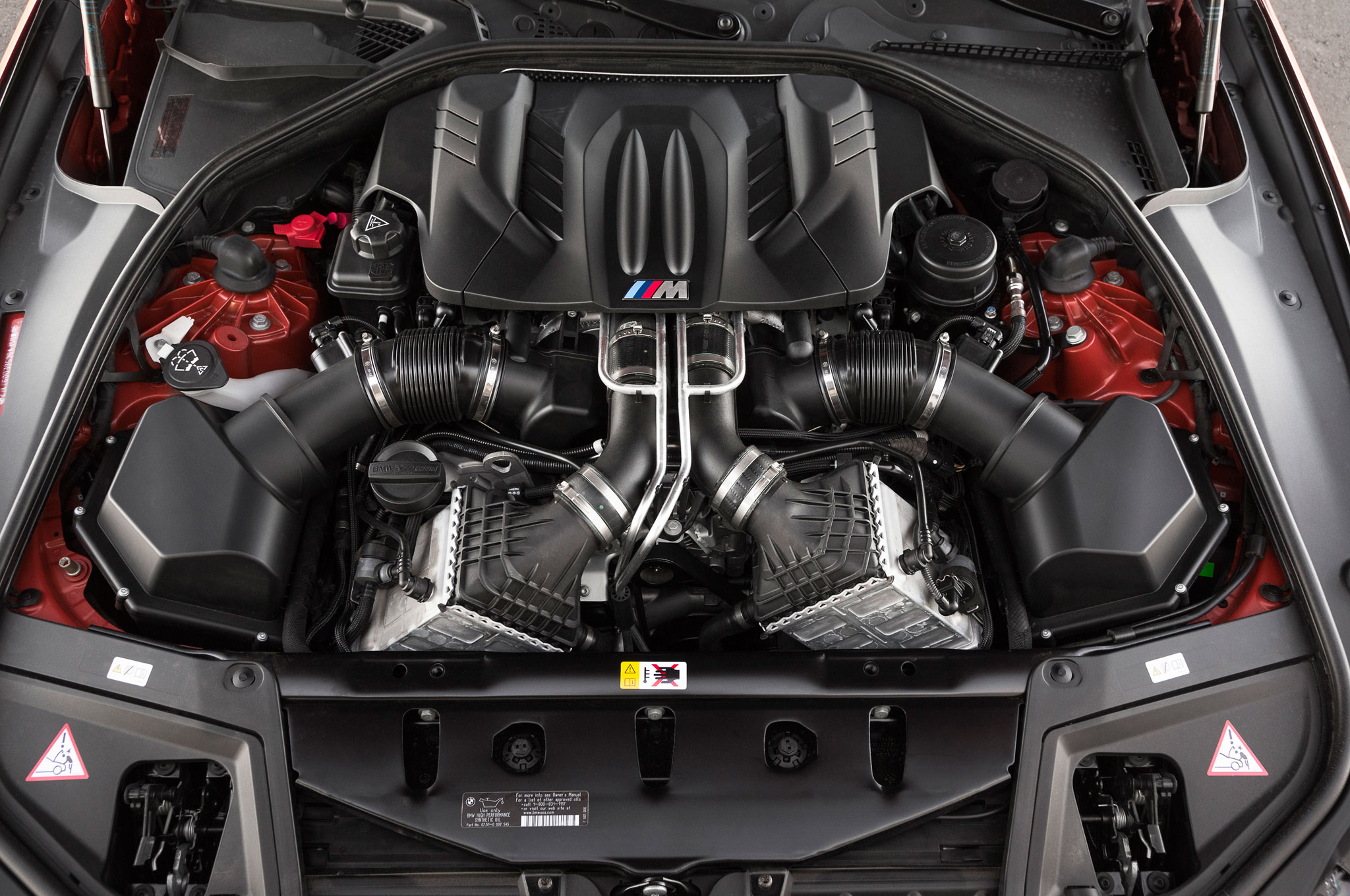 Двигатель автомобиля бмв. BMW m5 f90 engine. BMW m5 f10 engine. BMW m5 f10 мотор. BMW m5 Competition двигатель.