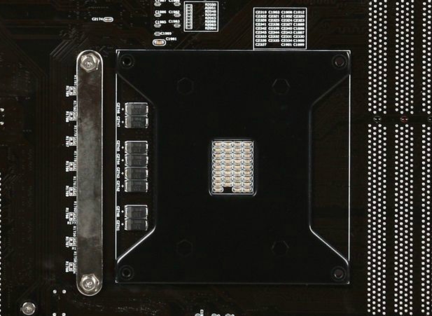  EVGA SR-2'deki Anakart arkasındaki işlemci plakası?